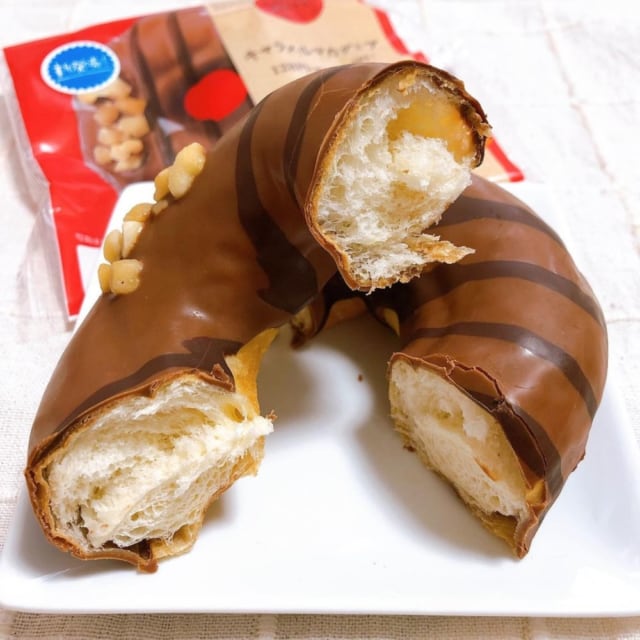 ファミマのキャラメルマカダミアを二つに割ってお皿に盛りつけた写真