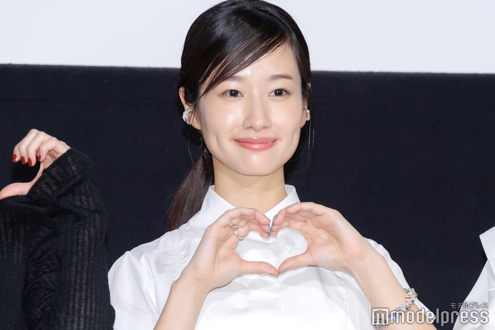 手でハートポーズを作る藤間爽子（C）モデルプレス