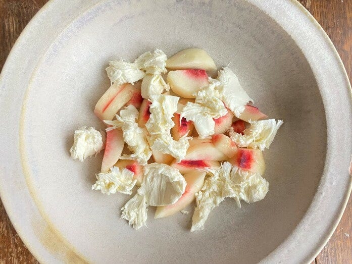 桃とモッツァレラをカットして器にのせます