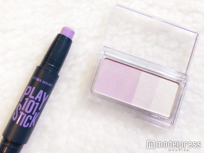 左から【エチュードハウス】「プレイ101スティック カラーコントゥアーデュオ“#031 ラベンダー×ピンク”」、【無印良品】「ハイライトカラー ミックスタイプ“ラベンダー”」(C)モデルプレス