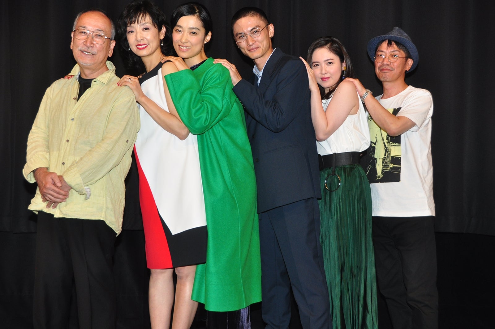 初音映莉子＆高良健吾ら、話題のバックハグ再現＜月と雷＞