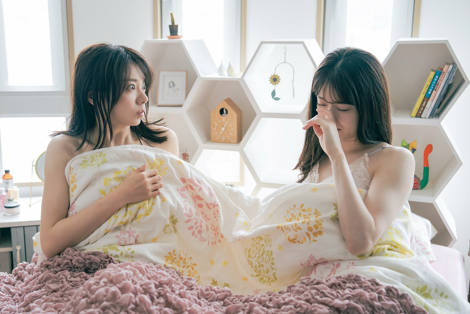 森カンナ、松村沙友理（C）「彩香ちゃんは弘子先輩に恋してる 2nd Stage」製作委員会・MBS／第5話より