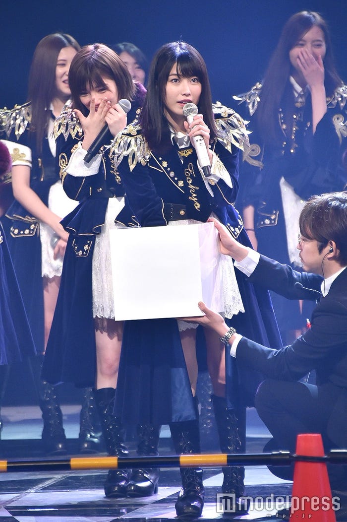 くじを引く横山由依(C)モデルプレス