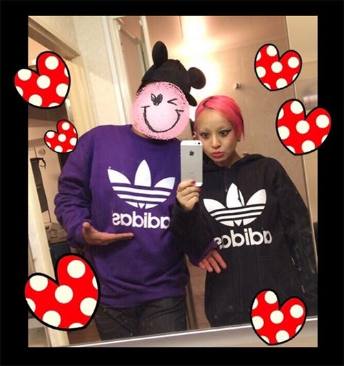 夫とペアルックで2ショット/ニーコオフィシャルブログ(Ameba)より