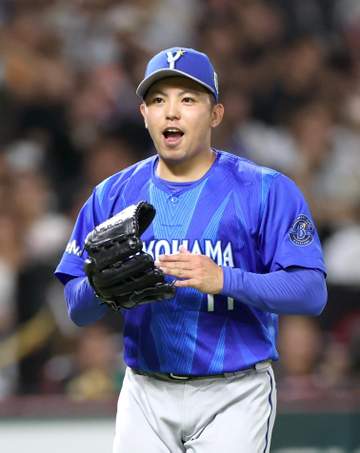 DeNA・東が敢闘賞 表彰式でトロフィー、賞金200万円を受け取る 第3戦に先発し7回無失点の好投