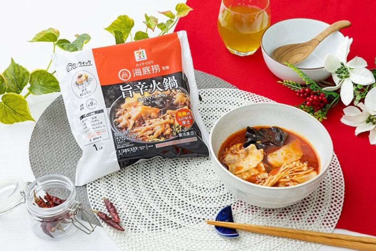 セブンプレミアム海底撈監修旨辛火鍋のパッケージと調理済みの火鍋が食卓に並ぶ セブンプレミアム海底撈監修旨辛火鍋のパッケージと調理済みの火鍋が食卓に並ぶ
