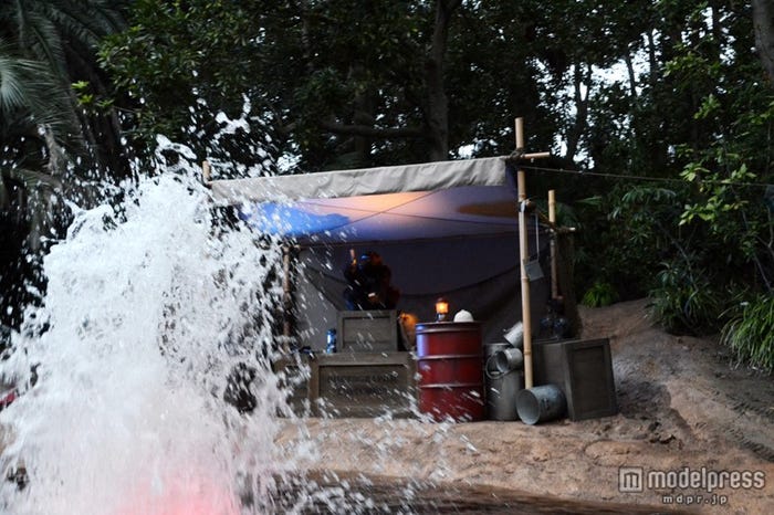 銃の誤射で大きな水しぶきが/「ジャングルクルーズ:ワイルドライフ・エクスペディション」