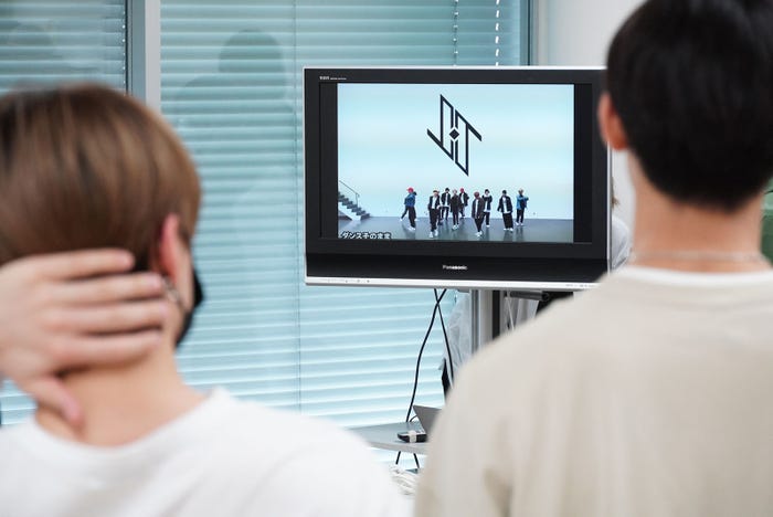 打ち合わせ中のJO1(C)フジテレビ