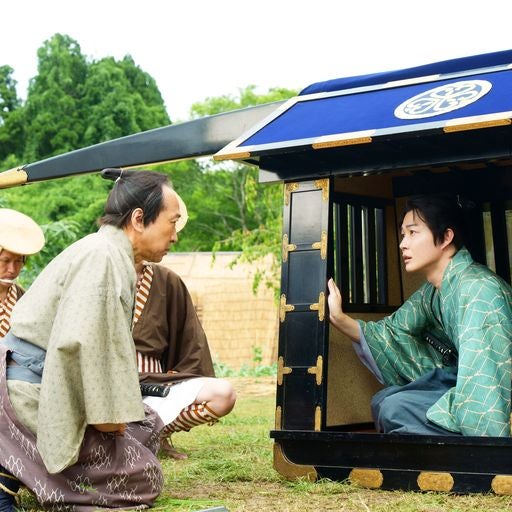 小日向文世、神木隆之介（C）2023「大名倒産」製作委員会