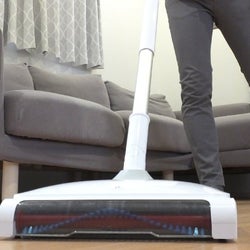 クレヨンの落書きも消える!床の水拭き、から拭き、ゴミ掃きが一気にできるごみ取り電動モップ。時短にもなって利便性アップ