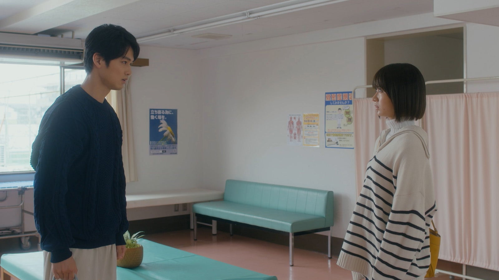 （左から）中川大輔、岡崎紗絵／「花嫁未満エスケープ」第11話より（C）「花嫁未満エスケープ」製作委員会