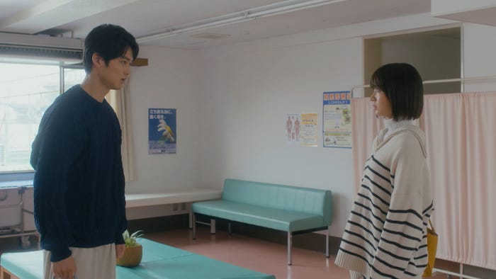 (左から)中川大輔、岡崎紗絵/「花嫁未満エスケープ」第11話より(C)「花嫁未満エスケープ」製作委員会