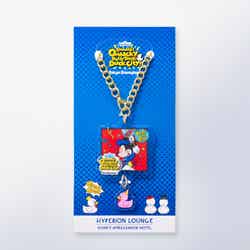 「ハイピリオン・ラウンジ」(ロビーラウンジ) ディズニー・パルパルーザ “ドナルドのクワッキー・ダック!ダック!ダックシティ!” プレミアムスウィーツセット オリジナルチャーム(C)Disney