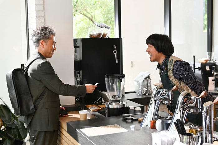 ムロツヨシ、本多力「うちの弁護士は手がかかる」第2話より(C)フジテレビ