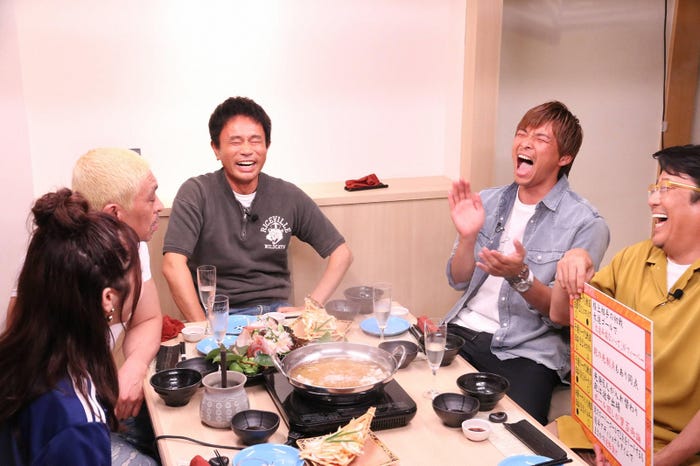 盛り上がる一同 (C)フジテレビ