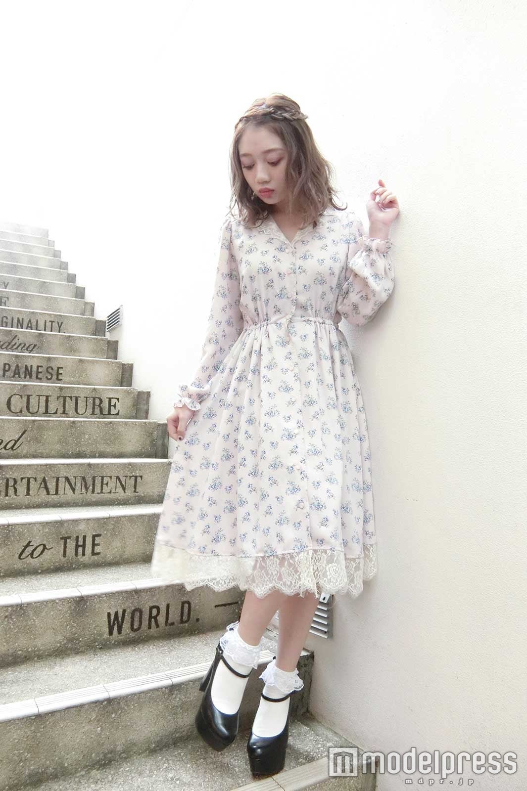 ボルドーカラーが映える可、憐なワンピースに合わせて／モデル：小澤しぇいん