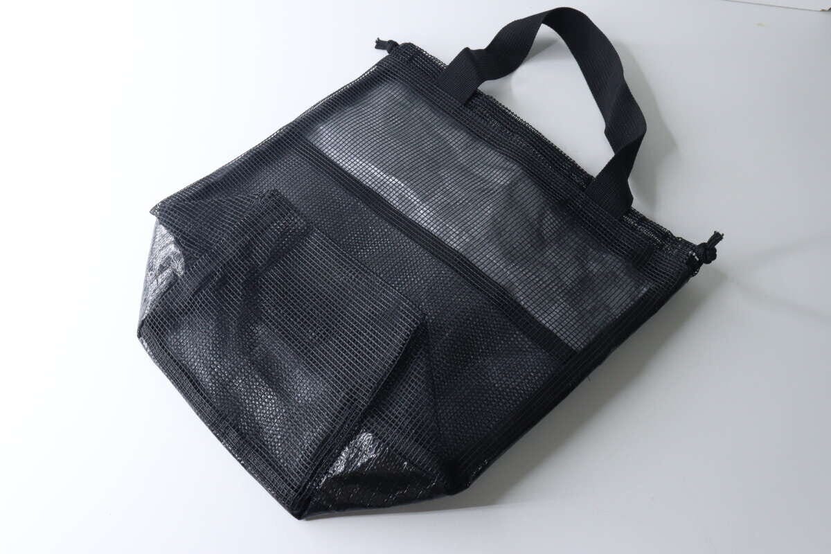 黒いメッシュ素材とレジャーシート素材のスパバッグを斜めから撮影
