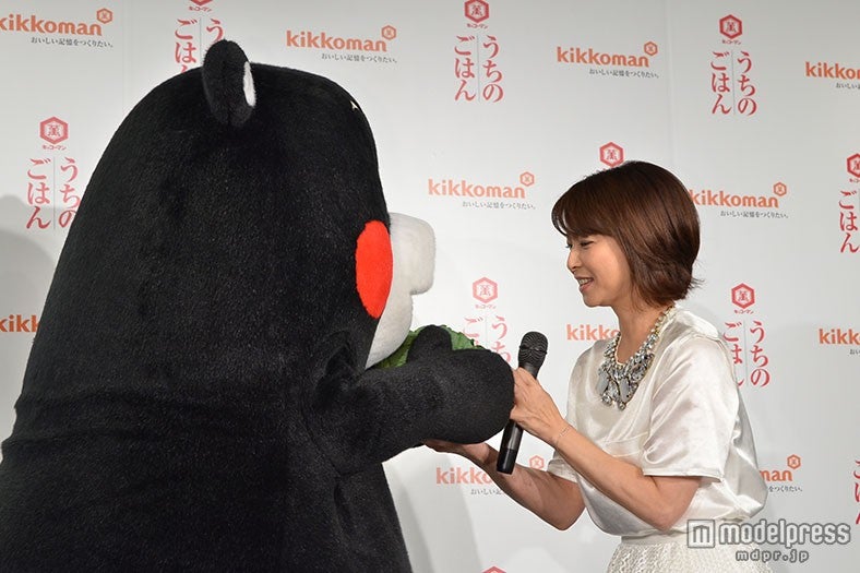 くまモンからキャベツを受け取る森高千里