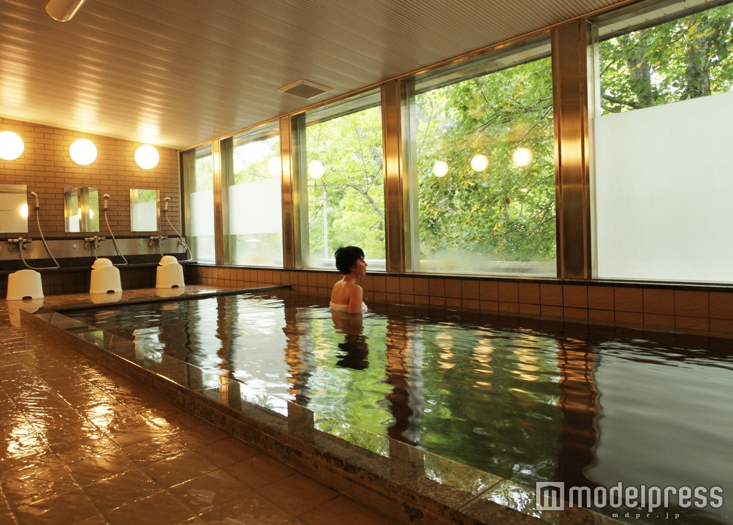 とろりとした泉質が自慢の温泉でのんびり／画像提供：一般財団法人休暇村協会