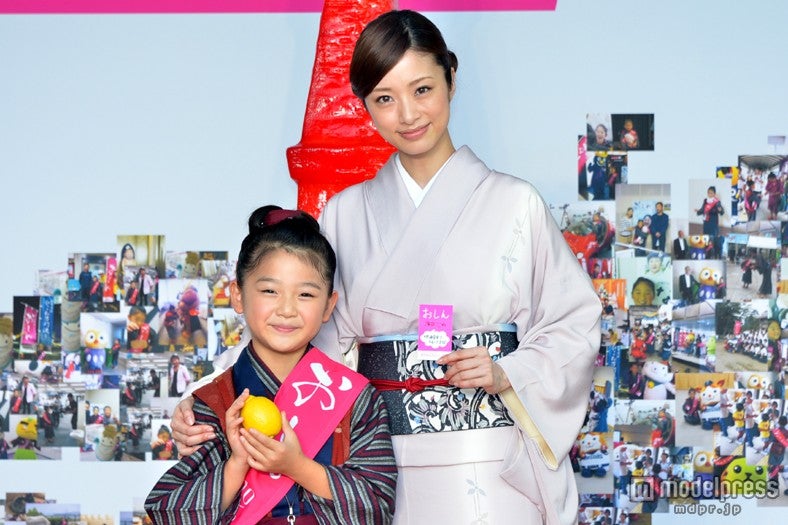 東京タワーのふもとで、濱田ここね（左）を熱く出迎えた上戸彩（右）