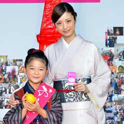 東京タワーのふもとで、濱田ここね(左)を熱く出迎えた上戸彩(右)