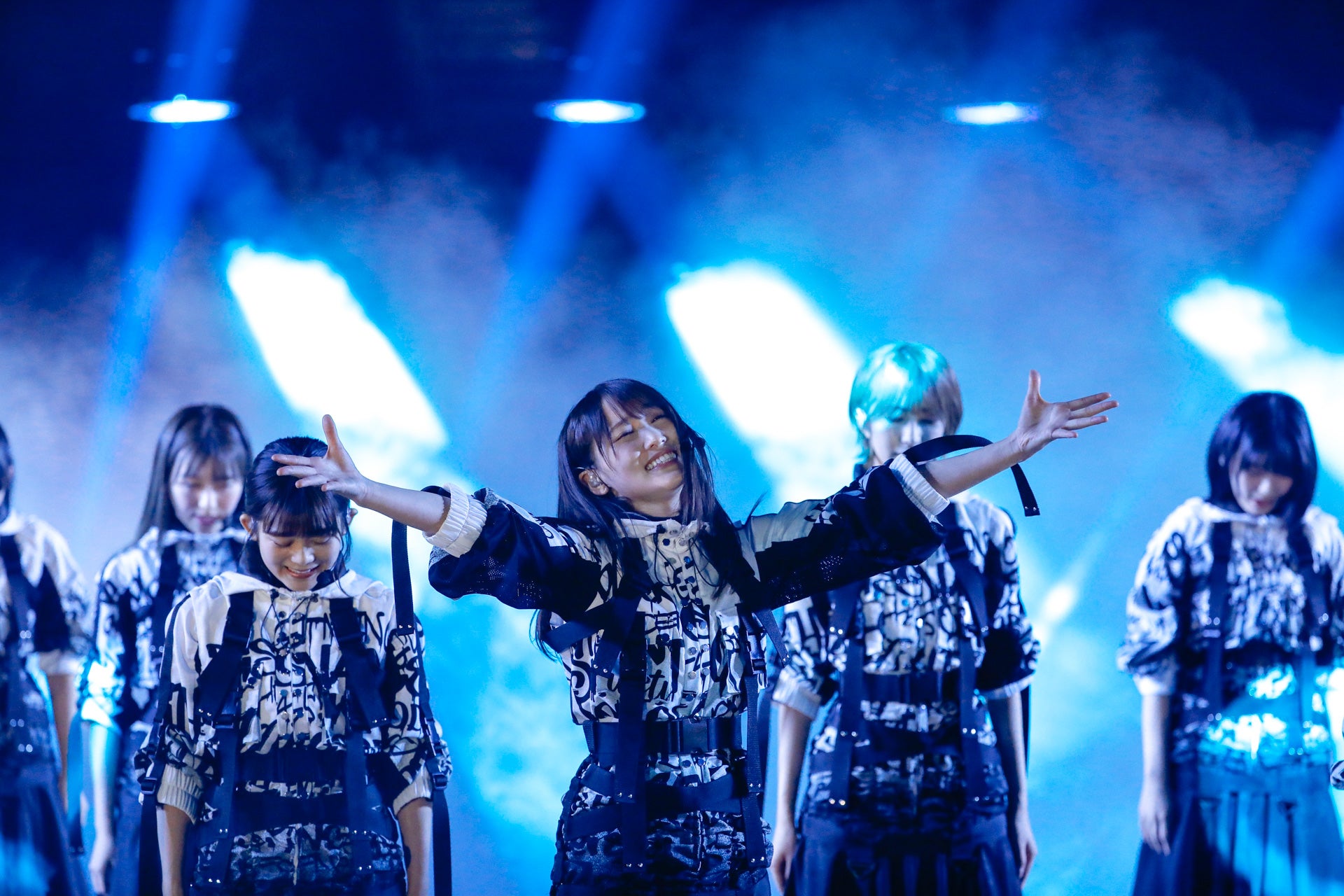 欅坂46、5年間の活動に幕 ラストはデビュー時衣装で涙の“サイレントマジョリティー”「この5年間はずっとずっと宝物」