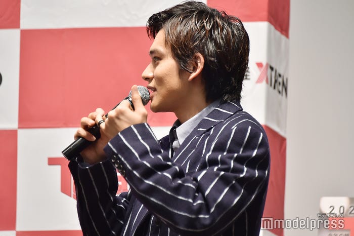 来年のヒット予測アイテム「EVERING」をはめてみたが、ぴったりすぎて慌てる北村匠海 (C)モデルプレス