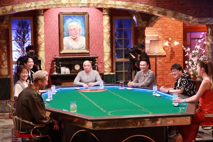 (左手前から時計回りに)大野雄大、登坂絵莉、濱家隆一、松本人志、山内健司、六角精児、ゆうちゃみ(C)フジテレビ