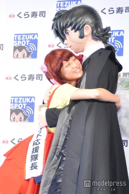 （左から）鈴木奈々、ブラック・ジャック