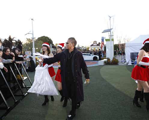 生田斗真、サンタ姿でド派手に凱旋 クリスマスプレゼントに3000人絶叫