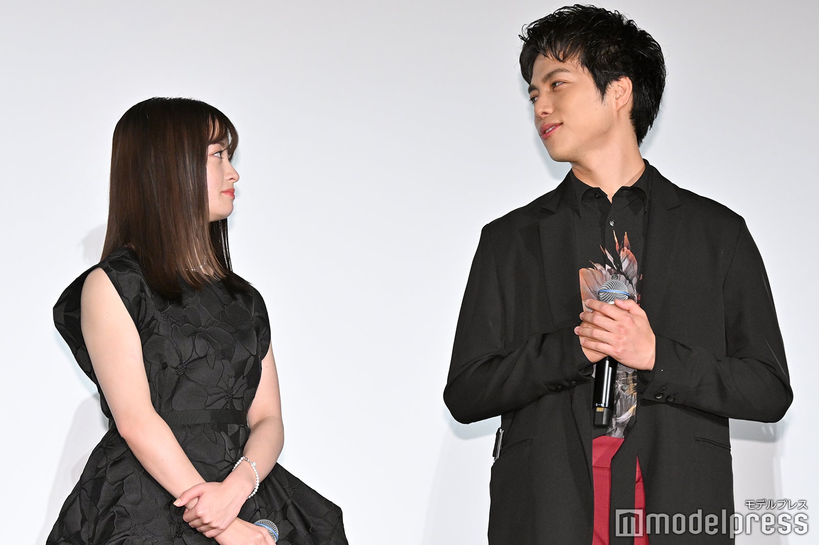 橋本環奈、重岡大毅（C）モデルプレス