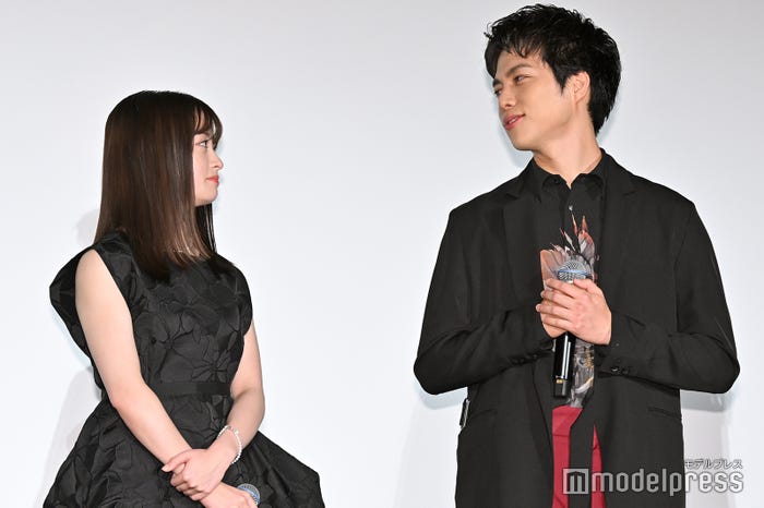 橋本環奈、重岡大毅(C)モデルプレス