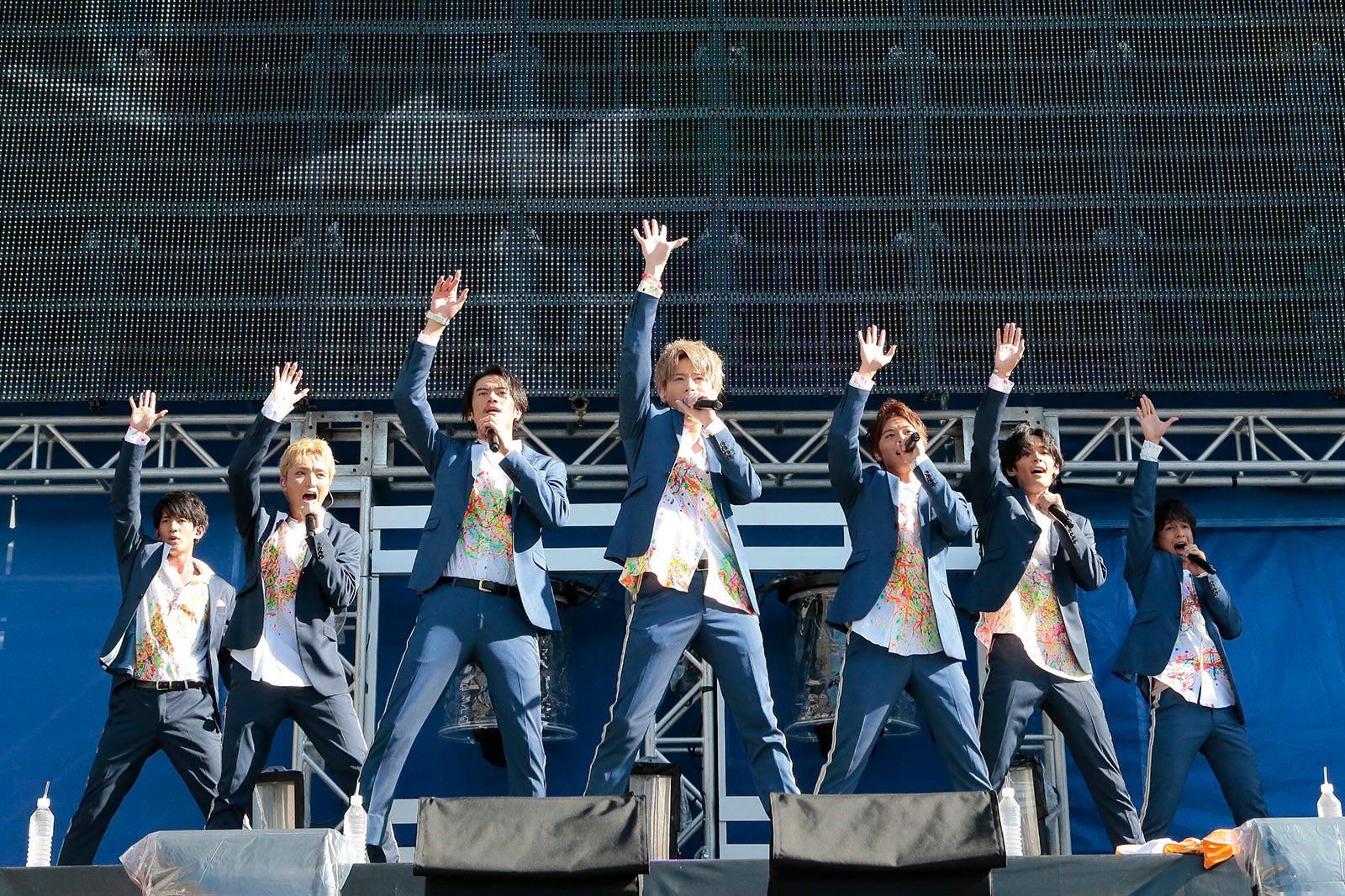 SOLIDEMO（左から）佐脇 慧一、佐々木 和也、山口 智也、向山 毅、手島 章斗、木全 寛幸、シュネル （写真提供：avex）