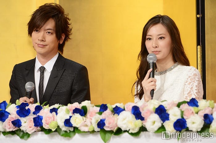 結婚会見に出席したDAIGOと北川景子(C)モデルプレス