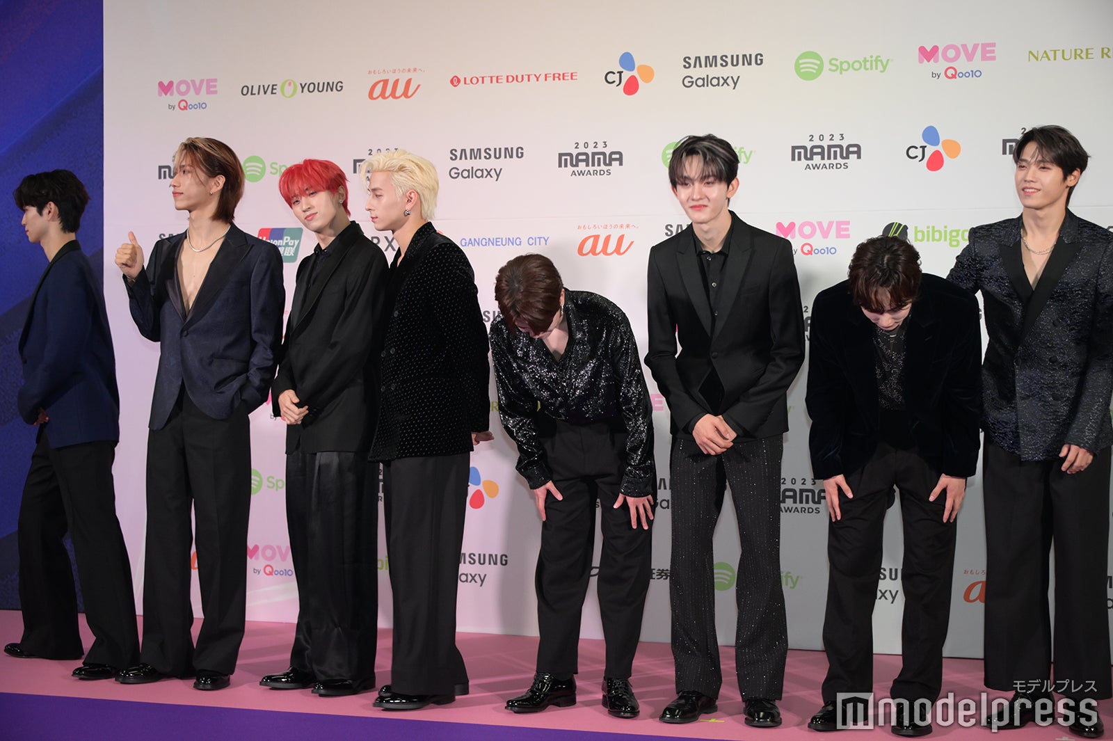 お辞儀をするINI（C）モデルプレス