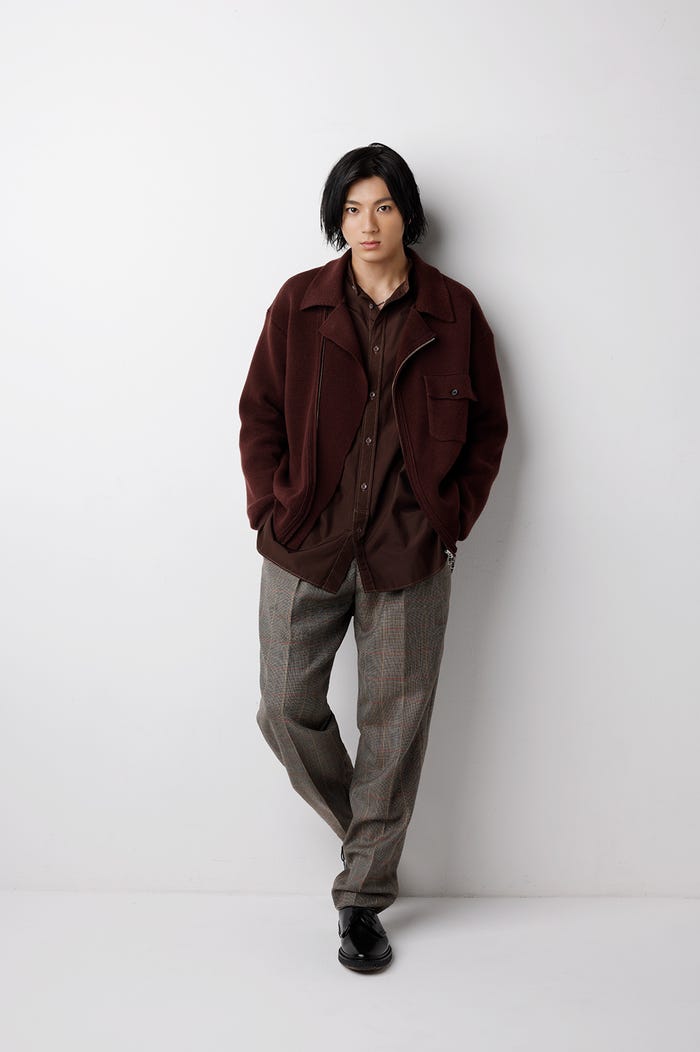 山田裕貴/衣装クレジット:ニットブルゾンTOMORROWLAND、シャツTOMORROWLAND PILGRIM、パンツTOMORROWLAND tricot、シューズADIEU、ネックレスALL BLUES(提供写真)