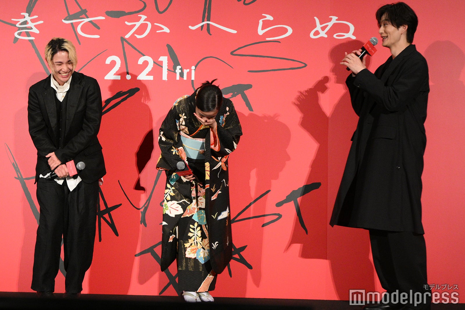 岡田将生（右）の話に爆笑する木戸大聖（左）、広瀬すず（中央）（C）モデルプレス