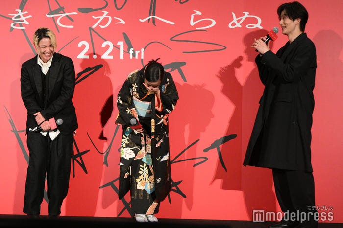 岡田将生(右)の話に爆笑する木戸大聖(左)、広瀬すず(中央)(C)モデルプレス