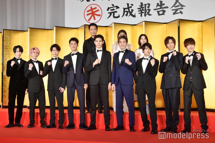 (前列)Snow Man/左から:宮舘涼太、佐久間大介、渡辺翔太、岩本照、ラウール、目黒蓮、向井康二、阿部亮平、深澤辰哉(後列左から)前川泰之、高橋ひかる、桜田ひより(C)モデルプレス