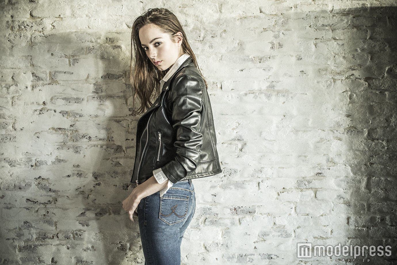 柔らかい素材ながら、シルエットが崩れにくい素材を使っているため、”ひざ抜け”になりにくい