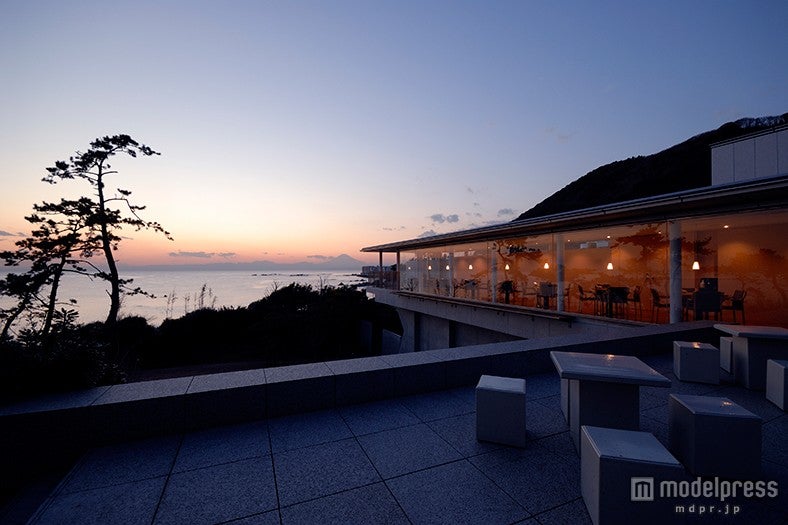 ガラス張りの店内から海が見える「オランジュ・ブルー」（C）Norihiro Ueno／画像提供：神奈川県立近代美術館