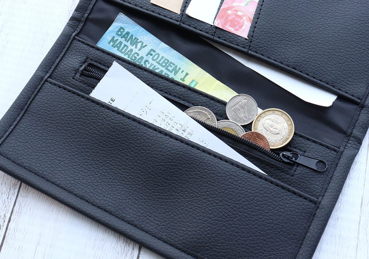 長財布の小銭入れに硬貨とレシート、札入れに紙幣 長財布の小銭入れに硬貨とレシート、札入れに紙幣