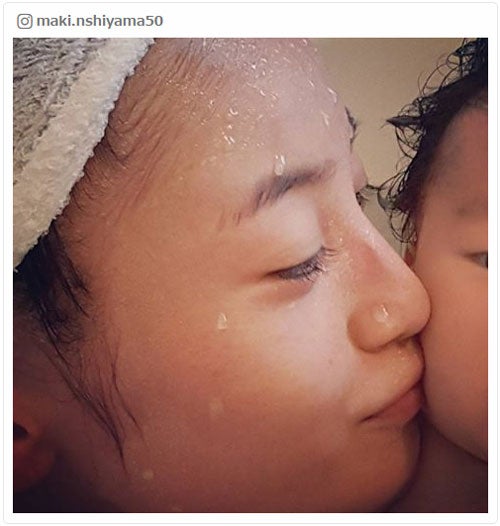 西山茉希「初めてのお風呂ツーショット」でキス　愛情あふれる写真に反響