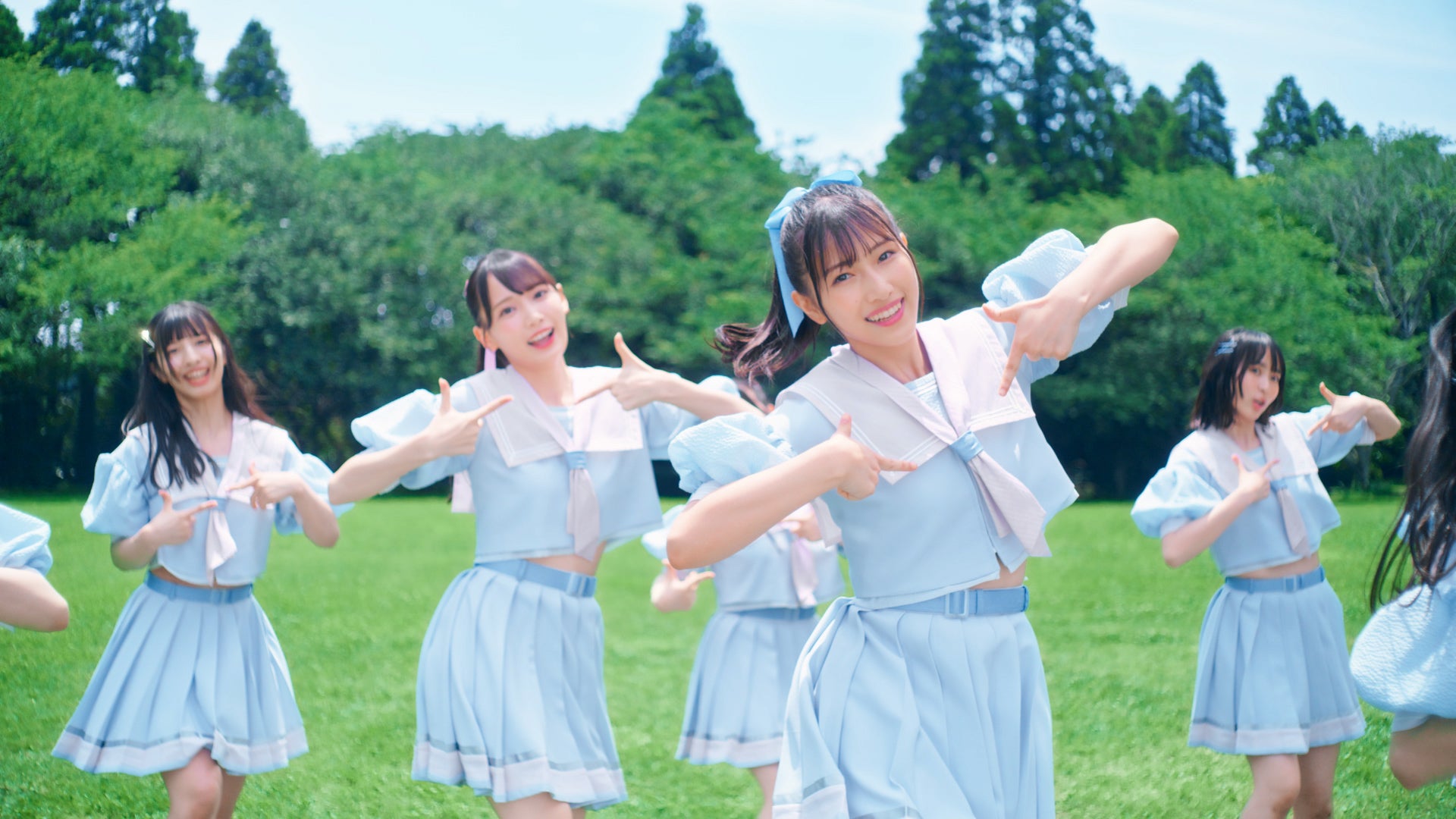 夏らしい衣装が可愛い（C）YOANI／KING RECORDS