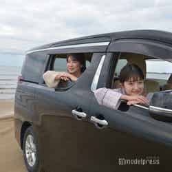 車から海をバックに記念撮影（C）モデルプレス