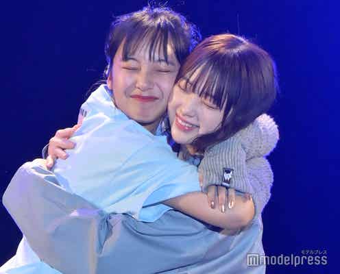山之内すず&なえなのが密着ハグ ランウェイで鉢合わせ<超十代 -ULTRA TEENS FES-2023@TOKYO>