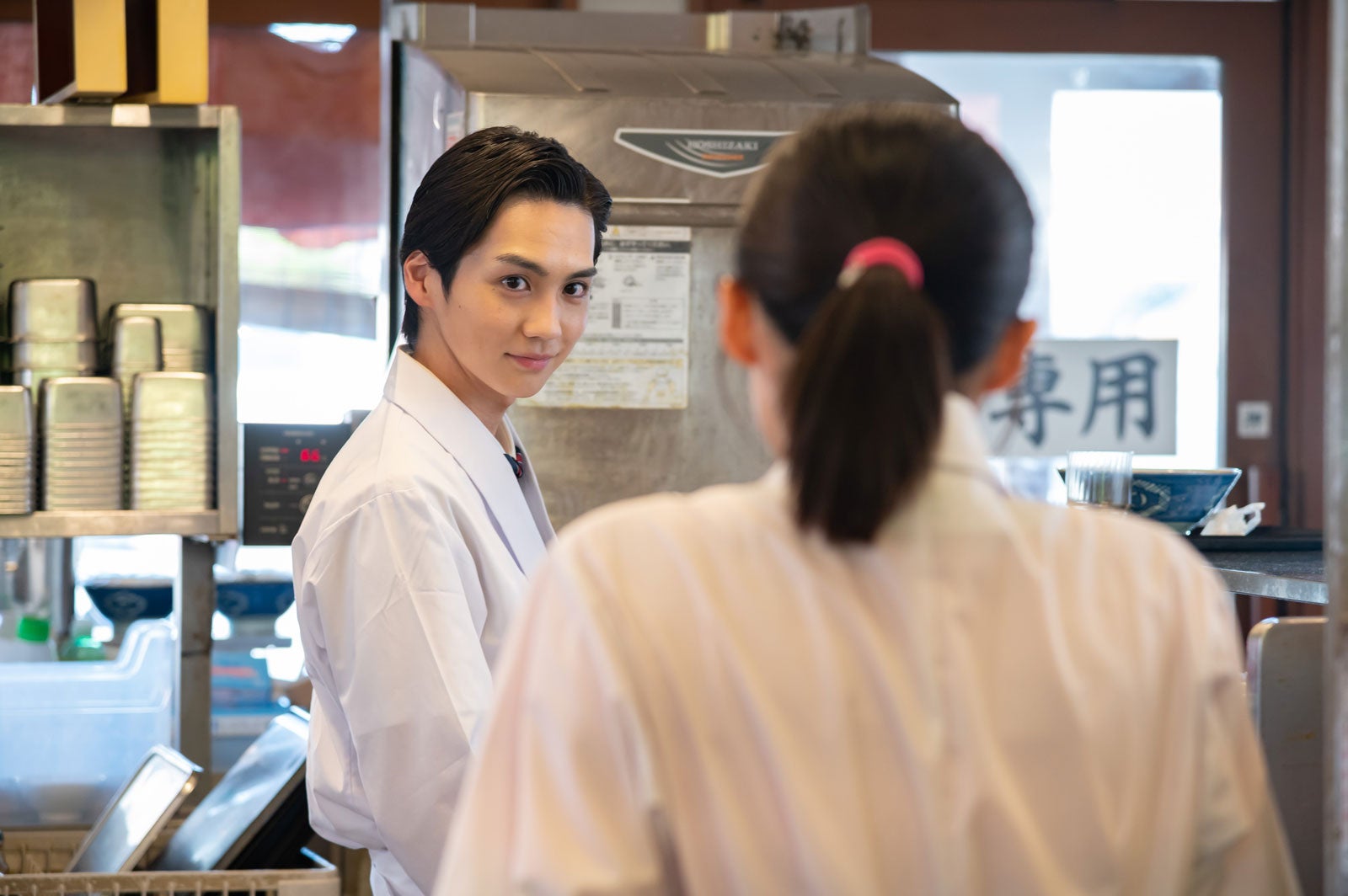 （左から）吉野北人、秋田汐梨 （C）「トーキョー製麺所」製作委員会・MBS