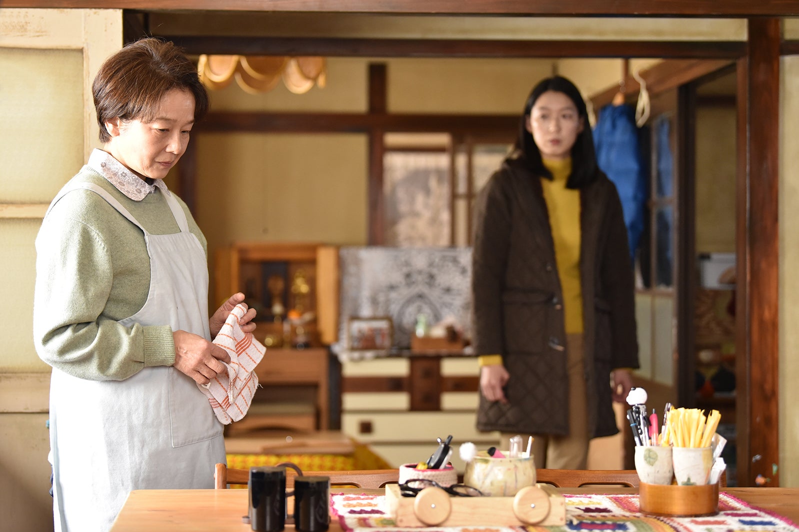 田中裕子、江口のりこ／「anone」第8話より（C）日本テレビ