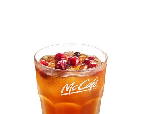 マックカフェ「ベリーベリー&ピーチティー」史上初のごろっと果肉入りアイスティー