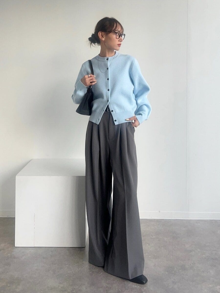 2026春大人女性ブルーニットグレーパンツコーデ